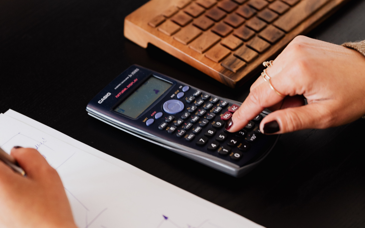 How To Calculate Your Hourly Rate As A Digital Media Freelancer